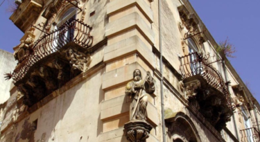 Vista d'angolo del palazzo Vista d'angolo del palazzo